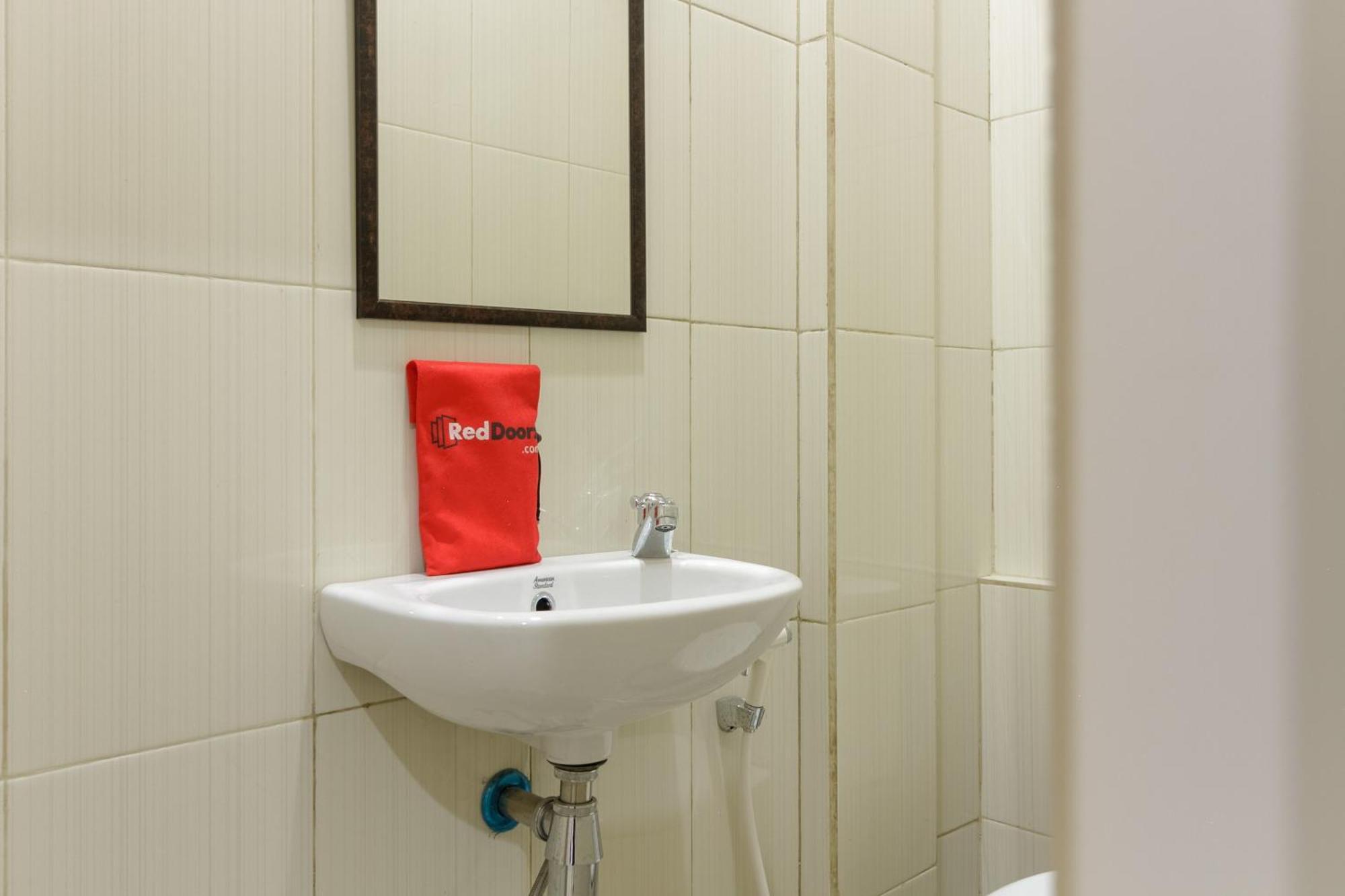 Reddoorz Near Puri Indah Mall Jakarta Extérieur photo