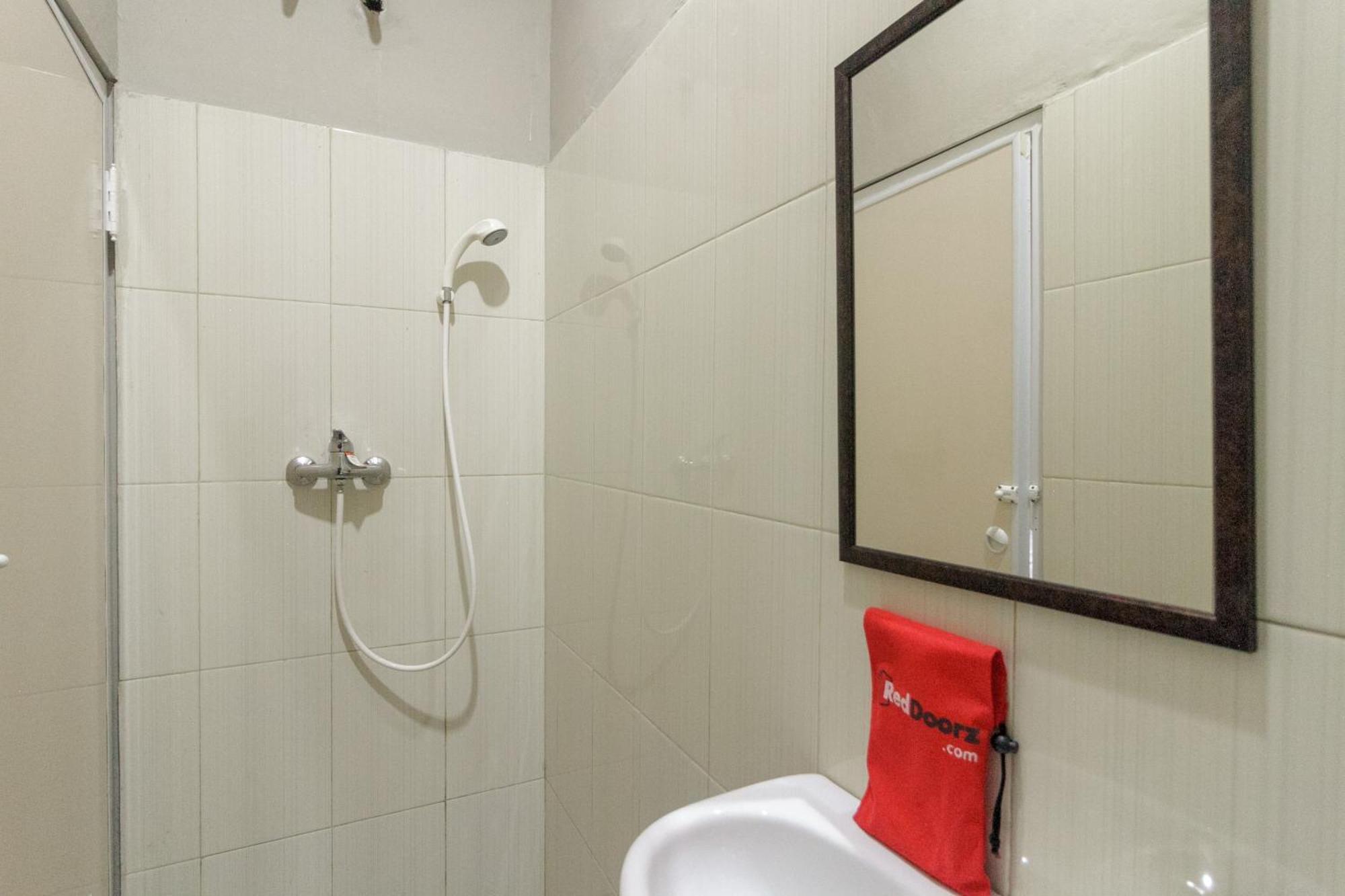 Reddoorz Near Puri Indah Mall Jakarta Extérieur photo