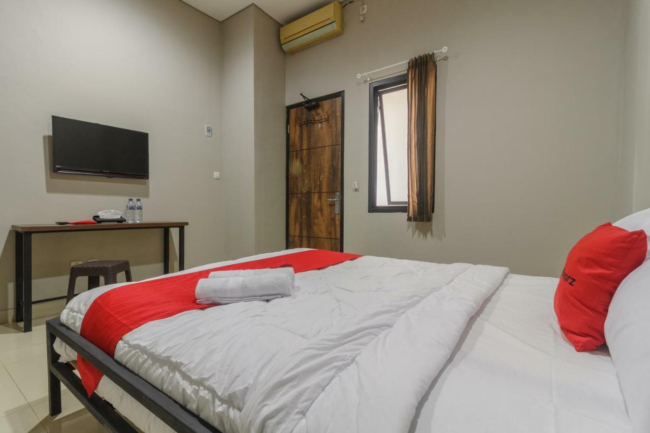 Reddoorz Near Puri Indah Mall Jakarta Extérieur photo